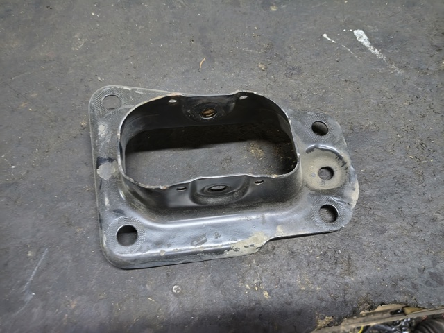 Кронштейн задньої балки 1K0505130L VAG