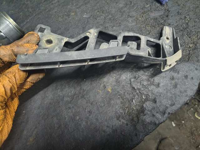 Лівий кронштейн переднього бампера 1T0807889C VAG