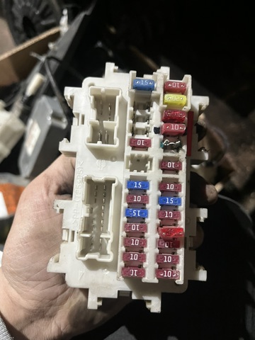Блок запобіжників задній, салонний 24350EA00A NISSAN