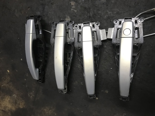 Тримач зовнішньої ручки дверей, задніх лівих 24463749 GM