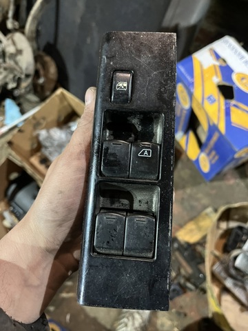 Кнопки переднього правого склопід'ємника 254014X00C NISSAN