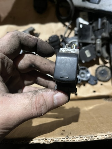 Кнопка вмикання двигуна склопідіймача задня 25411EA00A NISSAN