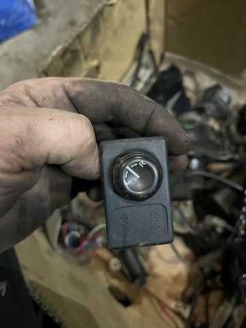 Блок управління зеркалами заднього виду, на торпедо 25570BM400 NISSAN