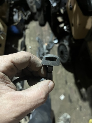 Форсунка омивача скла лобового, ліва 28933EB400 NISSAN