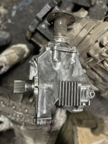 Роздавальна коробка 331008H513 NISSAN
