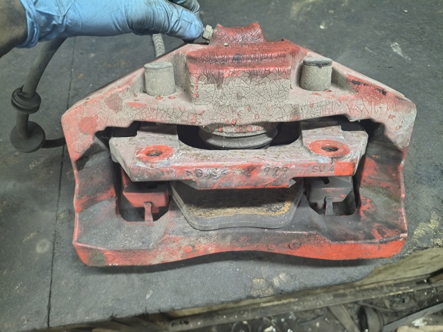 Скоба супорта переднього 34116786829 BMW