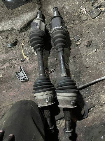Вісь передня в зборі 39100EB310 NISSAN