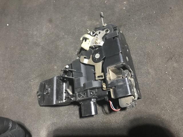 Замок двері правої передньої 3B1837016A VAG