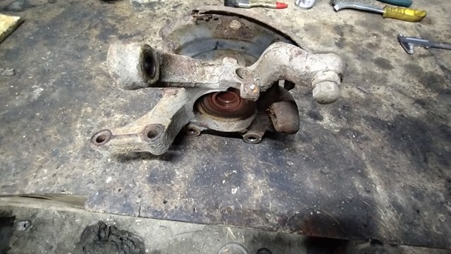 Цапфа поворотного кулака 400148H300 NISSAN
