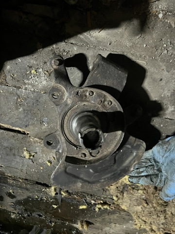 Цапфа - поворотний кулак передній, лівий 40015VK355 NISSAN