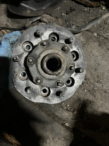 Маточина (передня) 402020W093 NISSAN