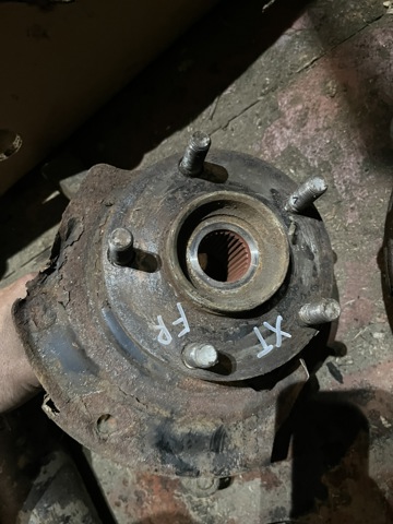 Маточина переднього колеса 402022Y010 NISSAN