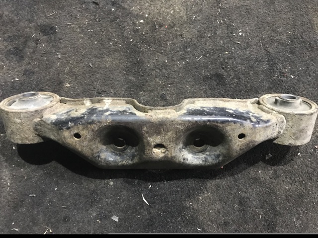 Траверса заднього редуктора, передня 41310AG023 SUBARU