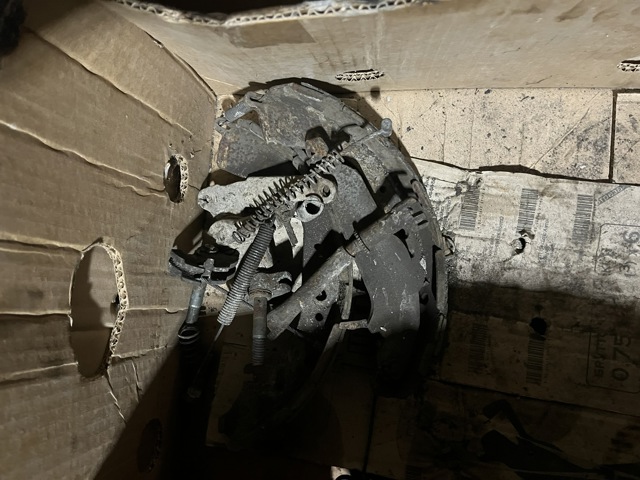 Гальма робочі задні ножні і гальмівні барабани 440600W727 NISSAN