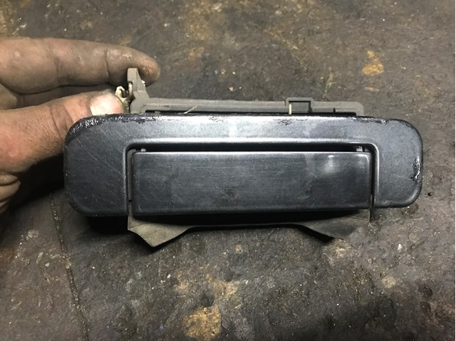 Ручка задньої двері зовнішня права 4A0839206 VAG