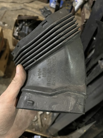 Патрубок повітряний, вхід повітряного фільтра 4F0129739B VAG
