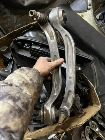 Правий важіль передній нижній підвіски 4F0407694H VAG