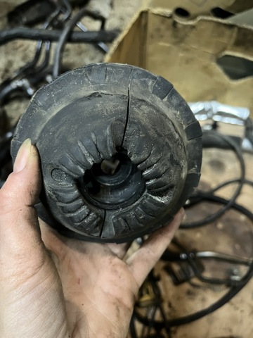 Кріплення переднього амортизатора 4F0412377D VAG