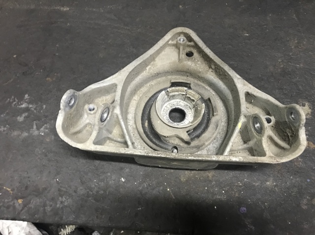 Подушка амортизатора переднього 4F0412383G VAG