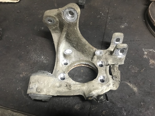 Кулак поворотний лівий 4F0505433F VAG