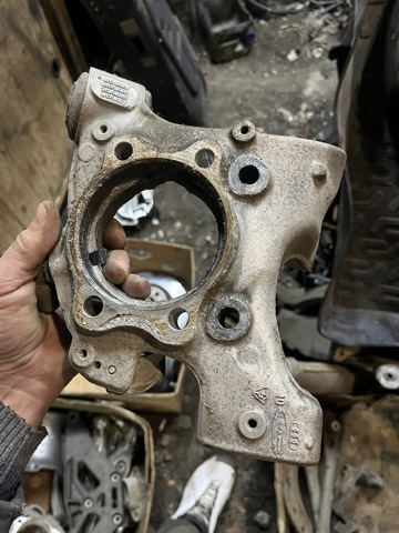 Кулак поворотний правий 4F0505434G VAG