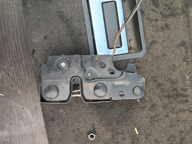 Замок кришки капота 4L0823509 VAG