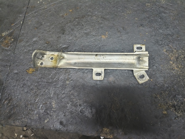 Кронштейн бампера переднього, лівий 51117158893 BMW