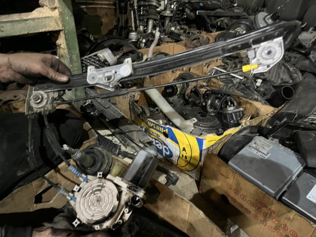 Склопідйомник задніх лівих дверей 51358159835 BMW