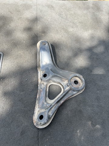 Кронштейн передньої балки 5225705020 TOYOTA