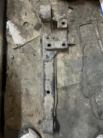 Кронштейн/траверса переднього редуктора, задня 547200F000 NISSAN
