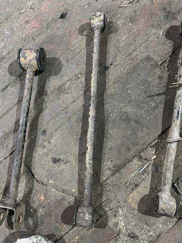 Балансир задній нижній, правий 551208H510 NISSAN