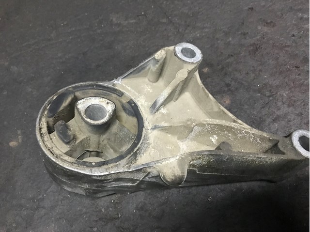 Опора двигуна задня 5682519 OPEL
