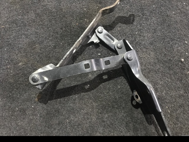 Завіса капота права 57260AG0009P SUBARU
