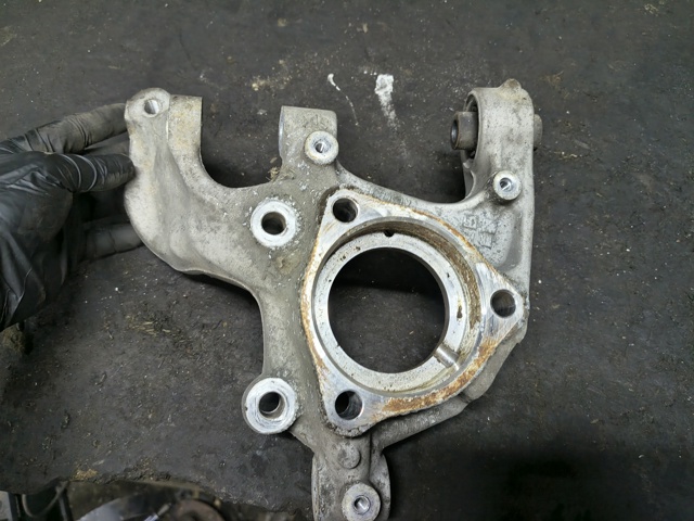 Цапфа поворотна права 5Q0505436J VAG