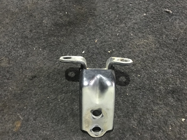 Петля заднтої двері, правої 60479AG020 SUBARU