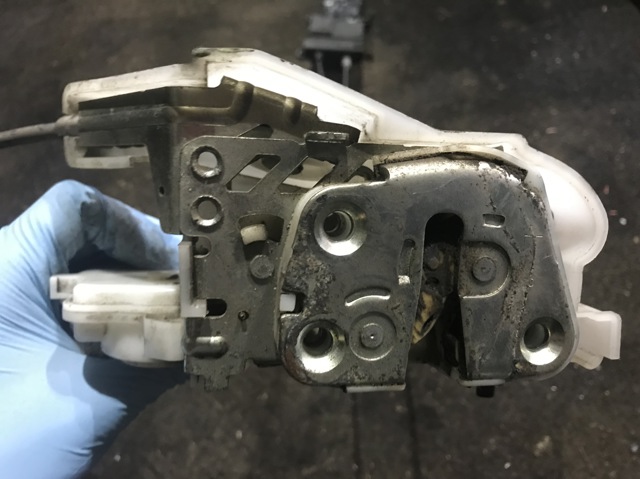 Замок задніх дверей, правих 61034AG002 SUBARU