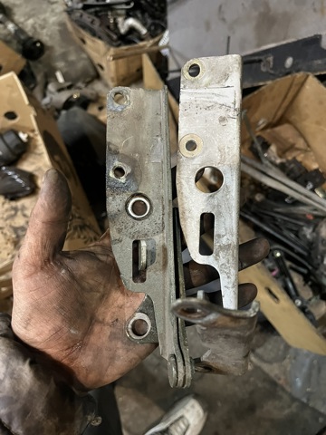 Завіса капота ліва 654010F010 NISSAN