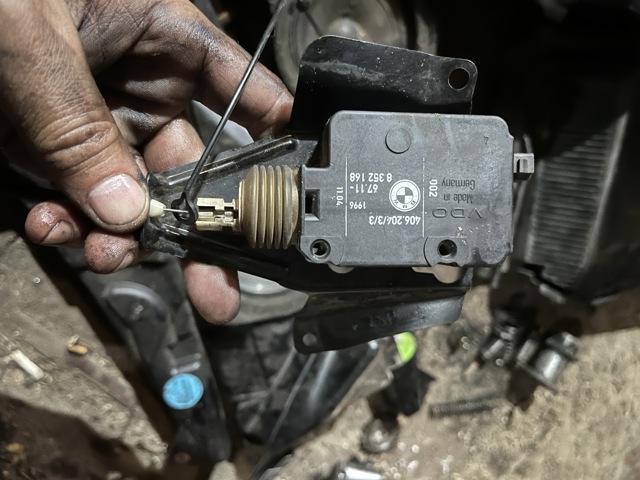 Замок відкривання лючка бензобаку 67118352168 BMW