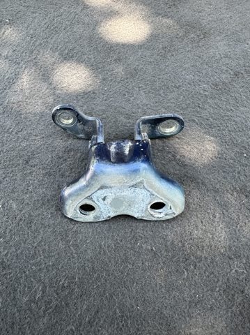 Петля передніх дверей лівих 687200D010 TOYOTA