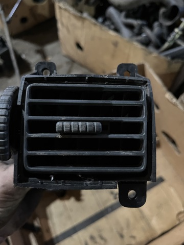 Решітка повітропровода права 687618H600 NISSAN