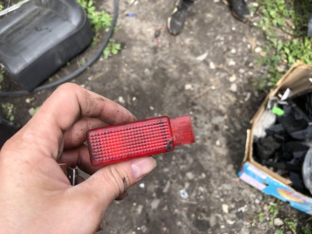 Плафон підсвічення бардачка 6L0947565 VAG