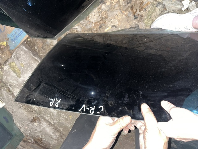 Скло задньої двері правої 73400SWWE00 HONDA