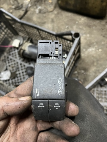Перемикач підрульовий, управління аудіо системою 7701049643 RENAULT