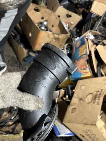 Патрубок повітряний, вихід повітряного фільтра 7L0129533 VAG