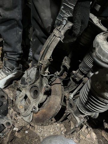 Цапфа поворотна ліва 7L0407257A VAG