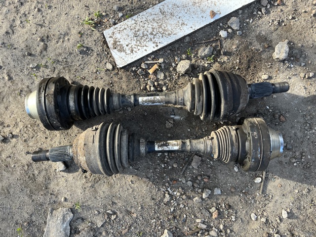 Приводи передніх коліс (вали карданні піввісь переднього моста) 7L0407271E VAG