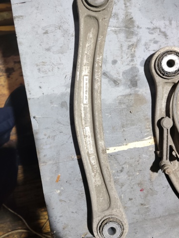 Балансир підвіски задній правий 7L0505376A VAG