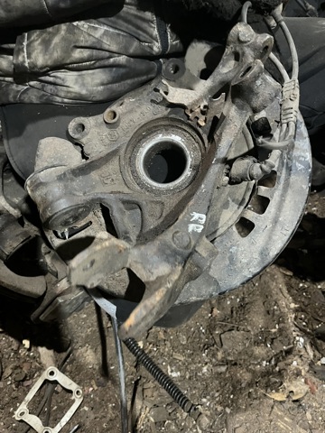 Цапфа права 7L0505436B VAG