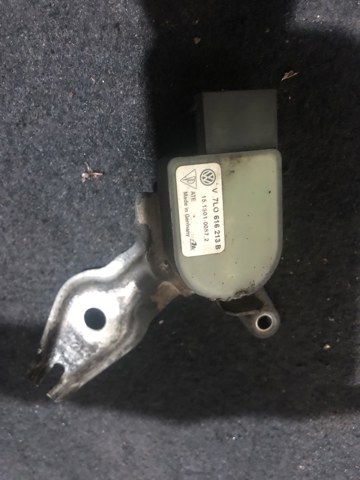 Датчик рівня положення кузова, передній лівий 7L0616213B VAG