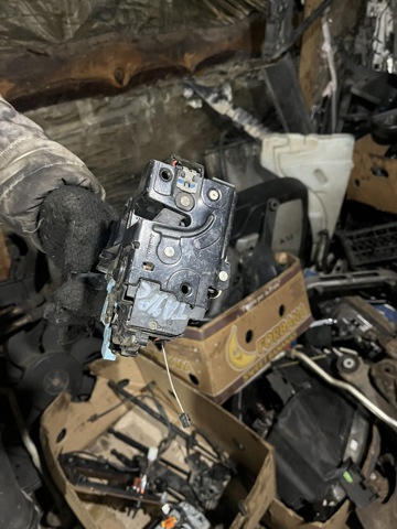 Замок задньої двері, лівої 7L0839015 VAG
